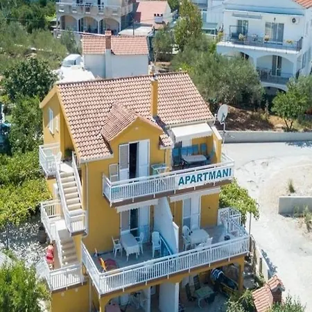 Mik - 30 M From Beach Apartmán